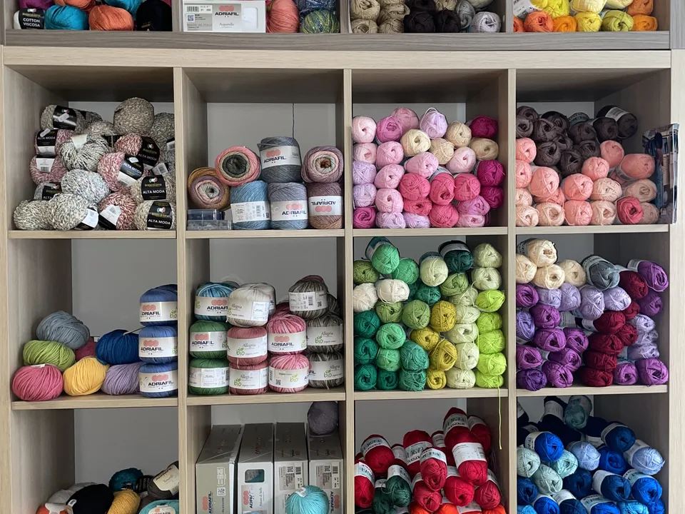 Filati, lane, gomitoli e cotoni colorati sugli scaffali