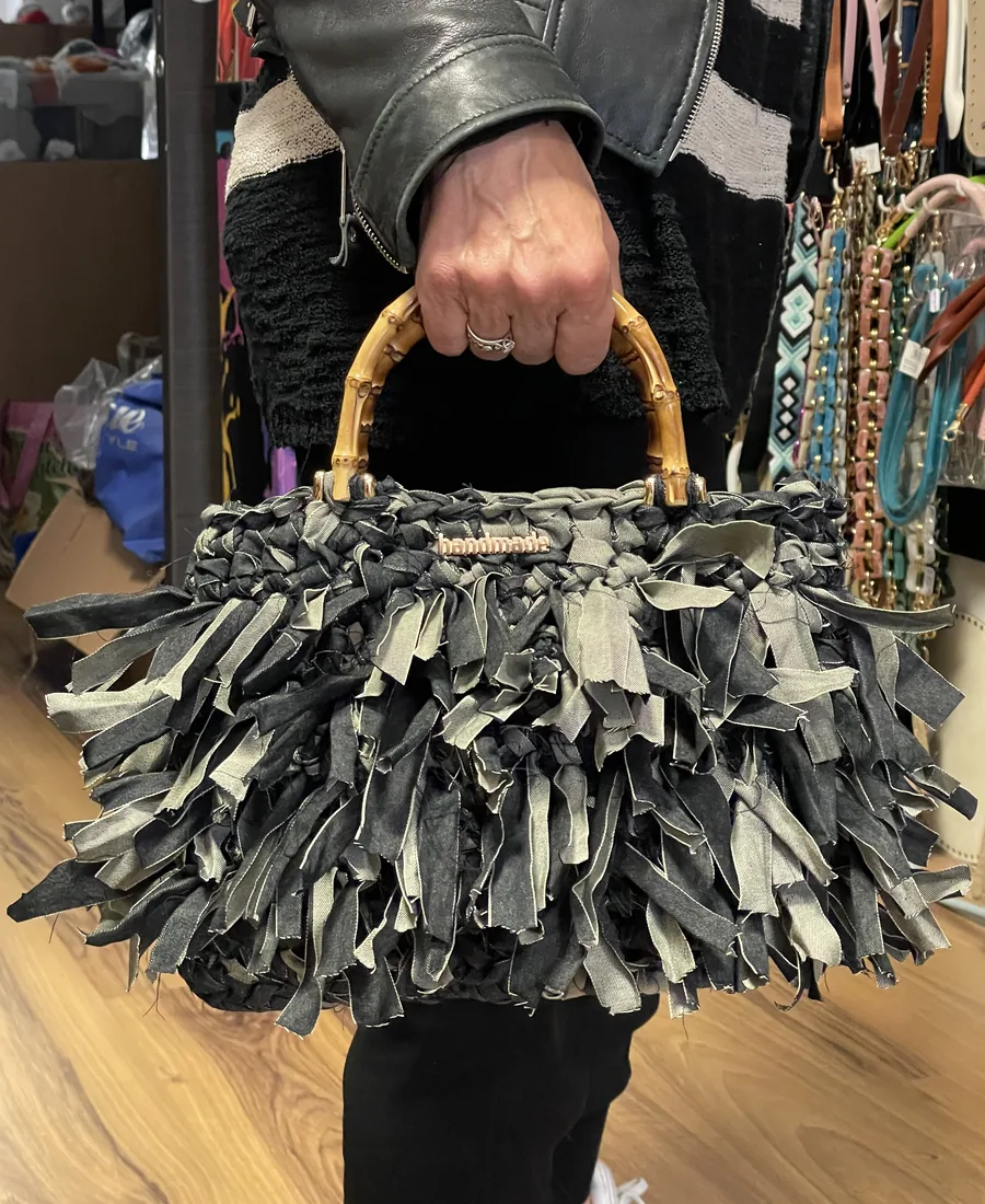 Borsa handmade nera con manici in bambù