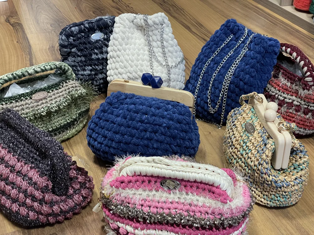 Borse handmade colorate esposte insieme