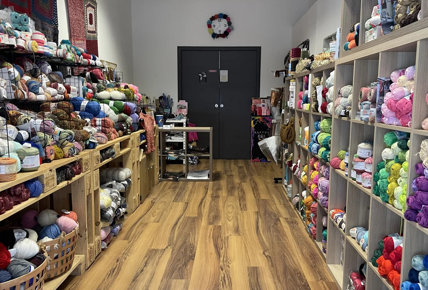 Interno della bottega Il Garbuglio con scaffali pieni di filati